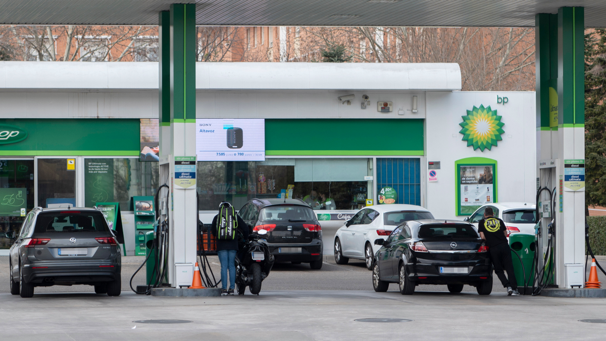 El Gobierno se apoya en la CNMC para cortar el grifo de la ayuda a la gasolina