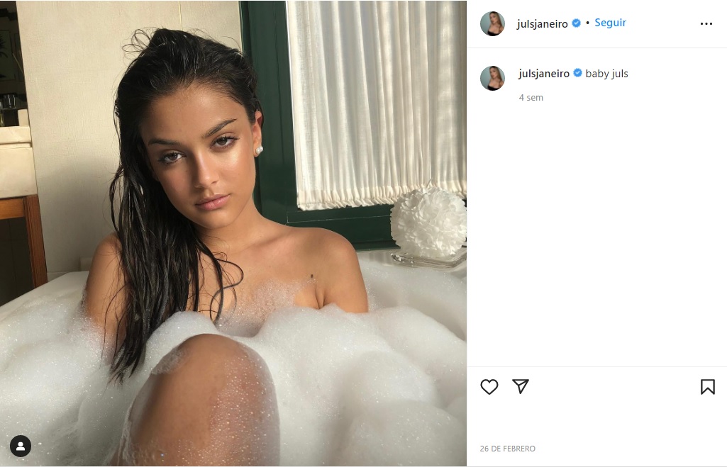 Julia Janeiro posa sensual en la bañera