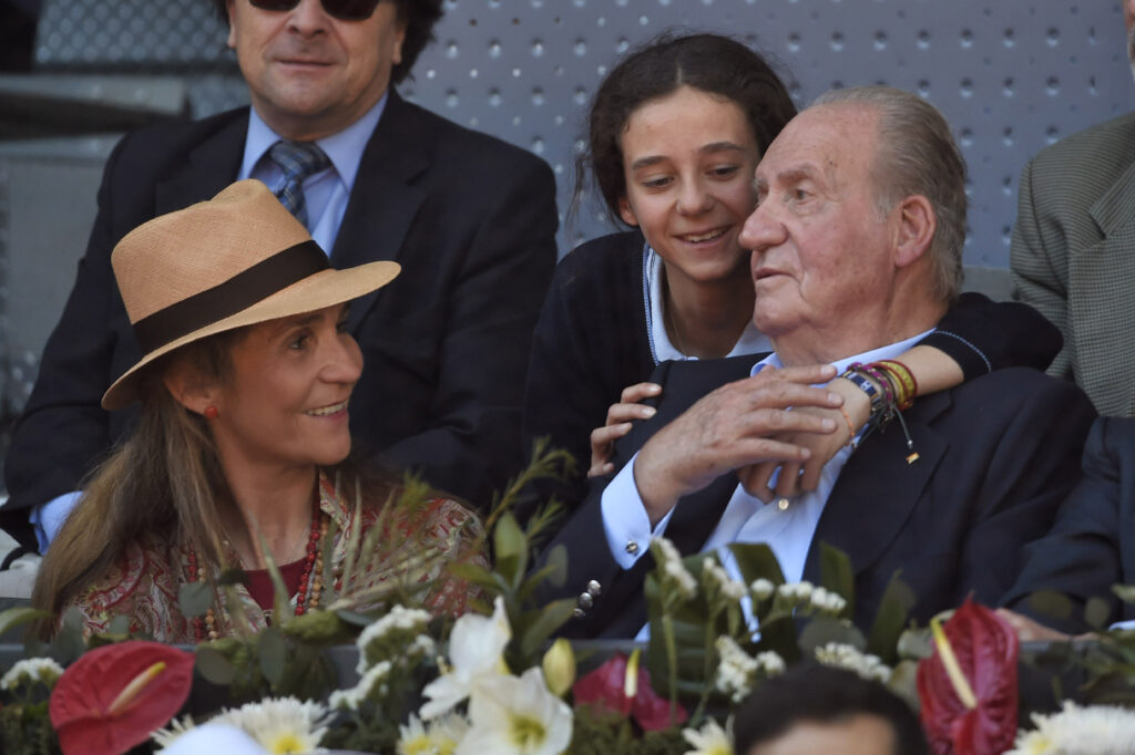 La infanta Elena, Victoria Federica y el rey Juan Carlos, en 2016