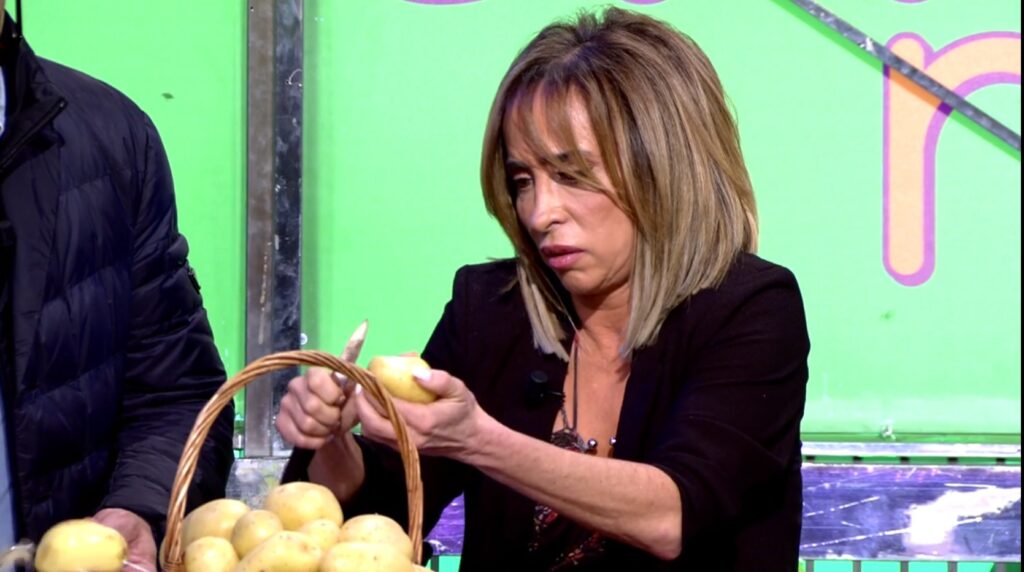 María Patiño, pelando las patatas para la tortilla