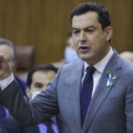 El presidente de la Junta de Andalucía, Juanma Moreno, este jueves durante la sesión de control a la que se ha sometido en el Parlamento. FOTO/ Europa Press