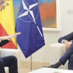 El presidente del Gobierno, Pedro Sánchez (d), y el secretario general de la OTAN, Jens Stoltenberg, en Moncloa, el pasado 8 de octubre de 2021