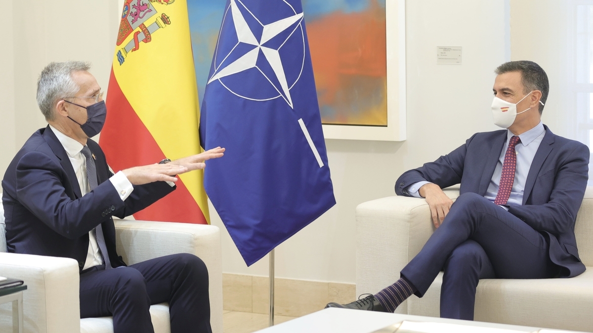 El presidente del Gobierno, Pedro Sánchez (d), y el secretario general de la OTAN, Jens Stoltenberg, en Moncloa, el pasado 8 de octubre de 2021