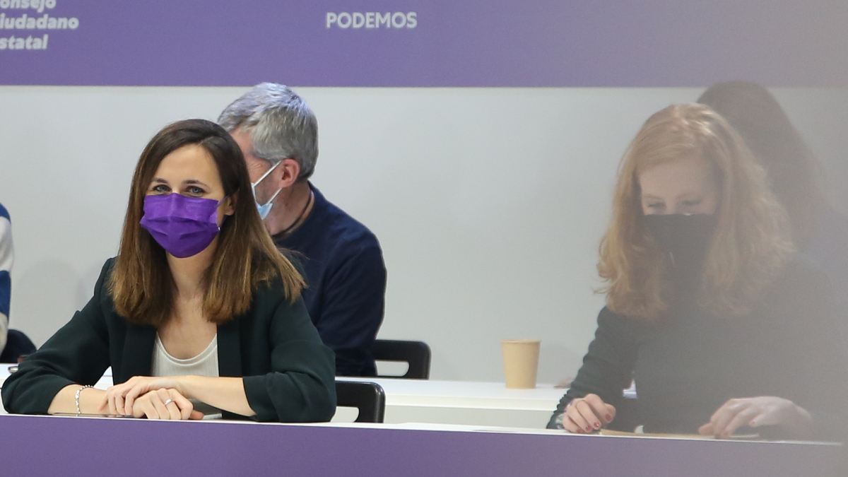 (I-D) La secretaria general de Podemos y ministra de Derechos Sociales y Agenda 2030, Ione Belarra, y la secretaria de Organización de Podemos, Lilith Verstrynge, el pasado viernes, en la sede del partido.