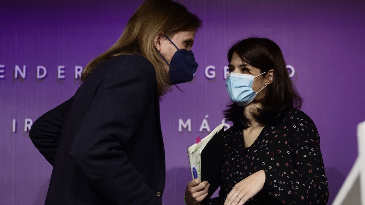 Los coportavoces de Podemos, Pablo Fernández e Isabel Serra, el pasado 14 de febrero en la sede del partido.