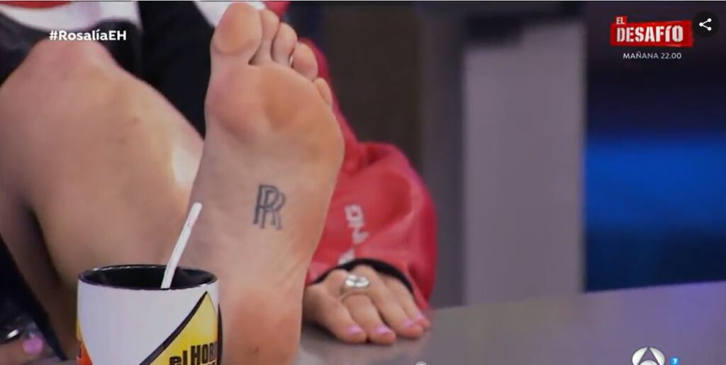 Rosalía enseña el tatuaje de la doble R que tiene en el pie