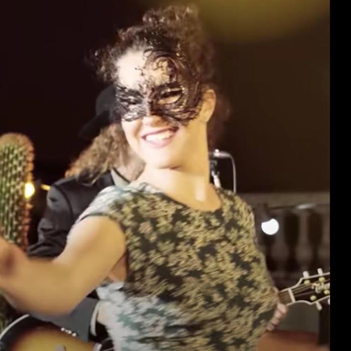 Sara Donés salía en el videoclip de 'Eso que tú me das'