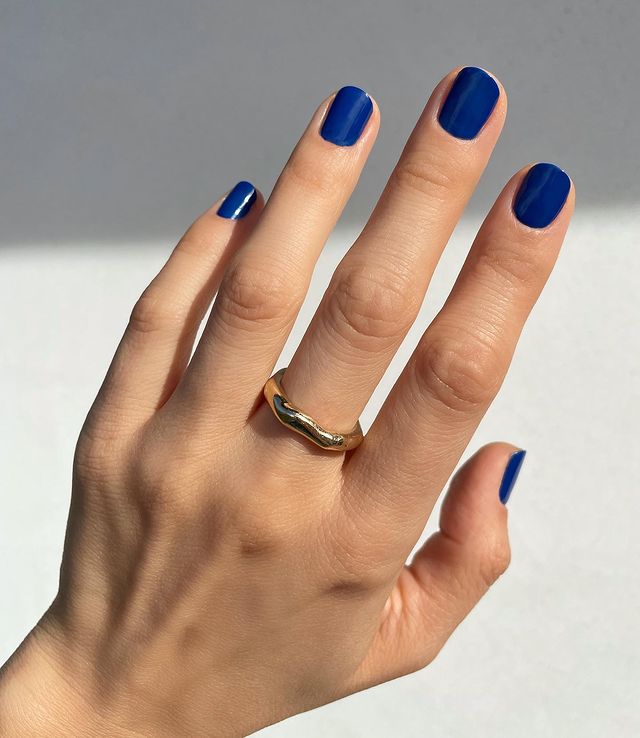 Colores tendencia en uñas en primavera: azul 'expensive'