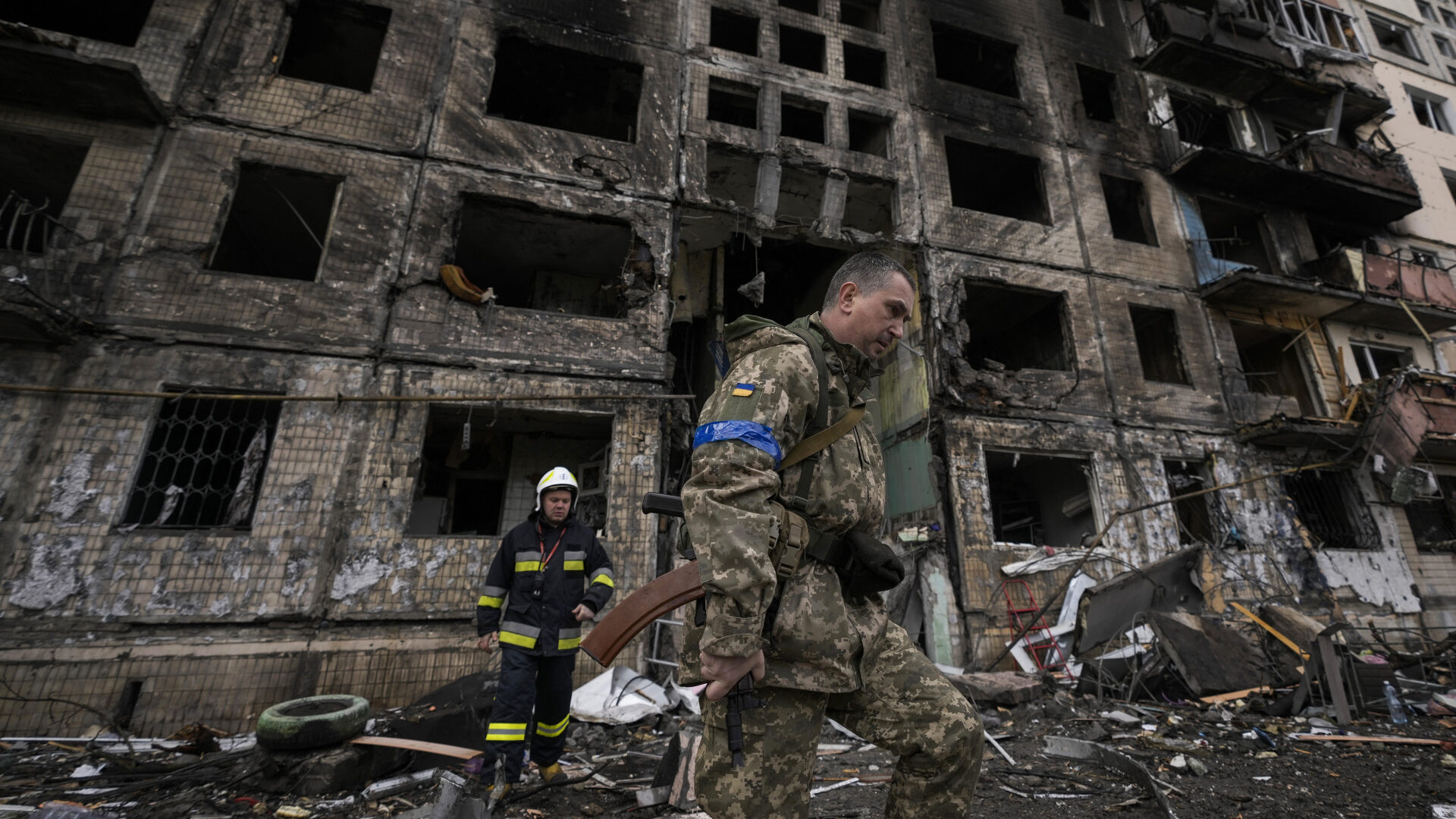 Soldados y bomberos ucranianos en un edificio destrozado tras un bombardeo en Kiev (Ucrania)