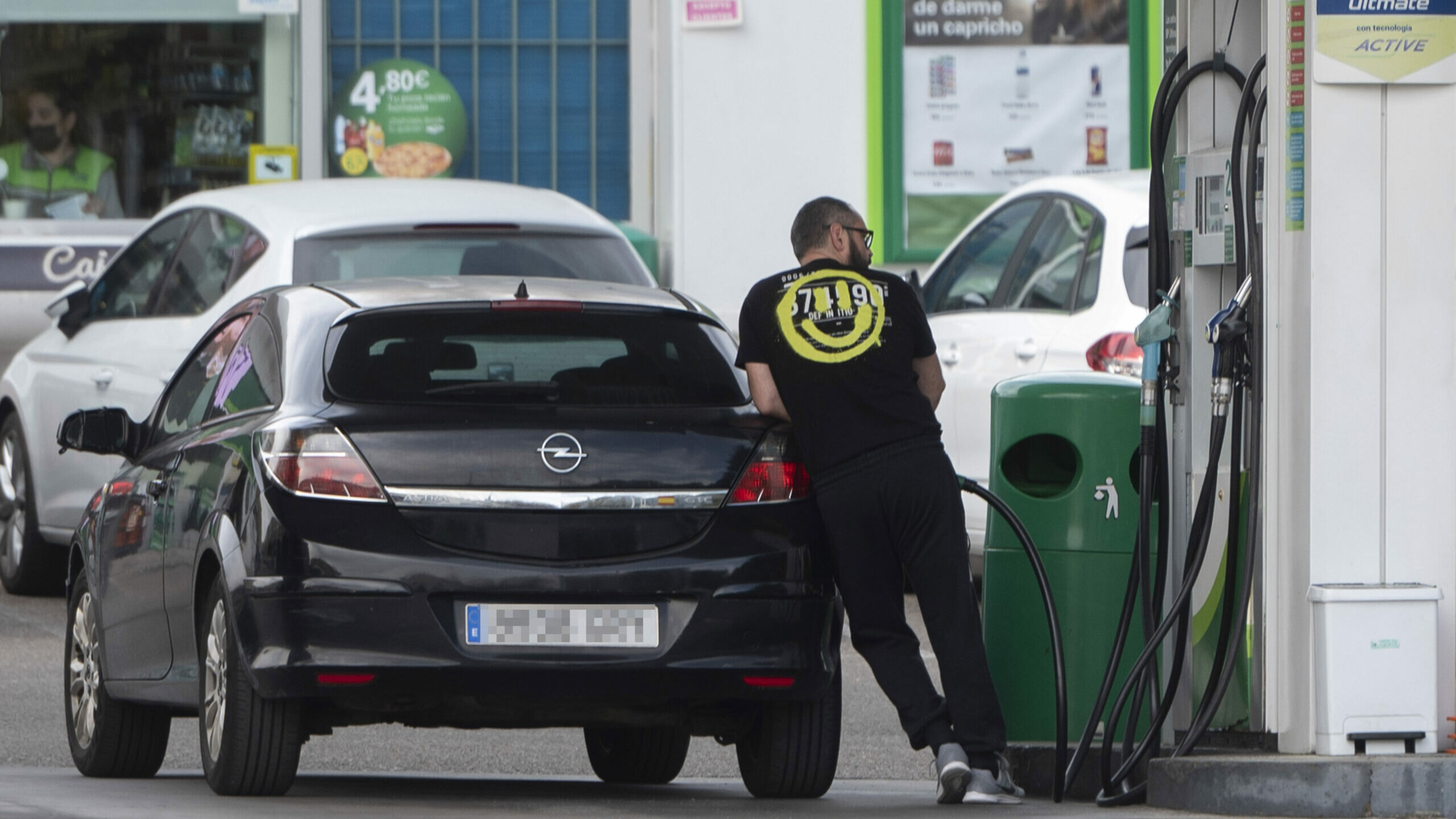 La patronal de gasolineras pide bajar el IVA de carburantes frente al "impuestazo" sugerido por los expertos