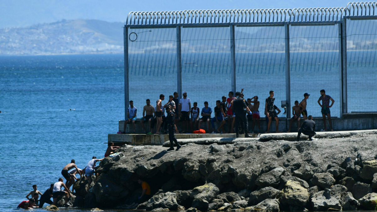 Un grupo de migrantes en las inmediaciones de la frontera de Ceuta con Marruecos