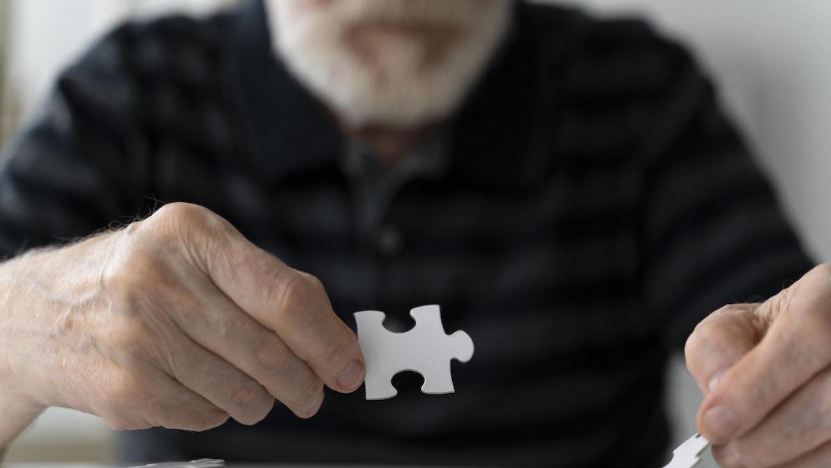 Imagen de archivo de un hombre haciendo un puzzle