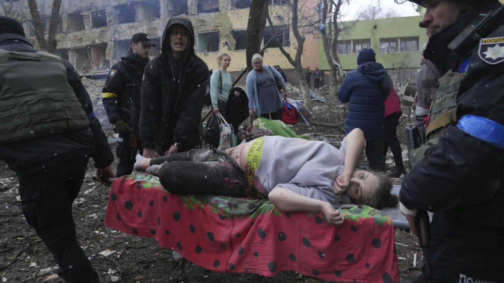 Una mujer embarazada que fue herida en el bombardeo a la maternidad Mariúpol ha perdido la vida.