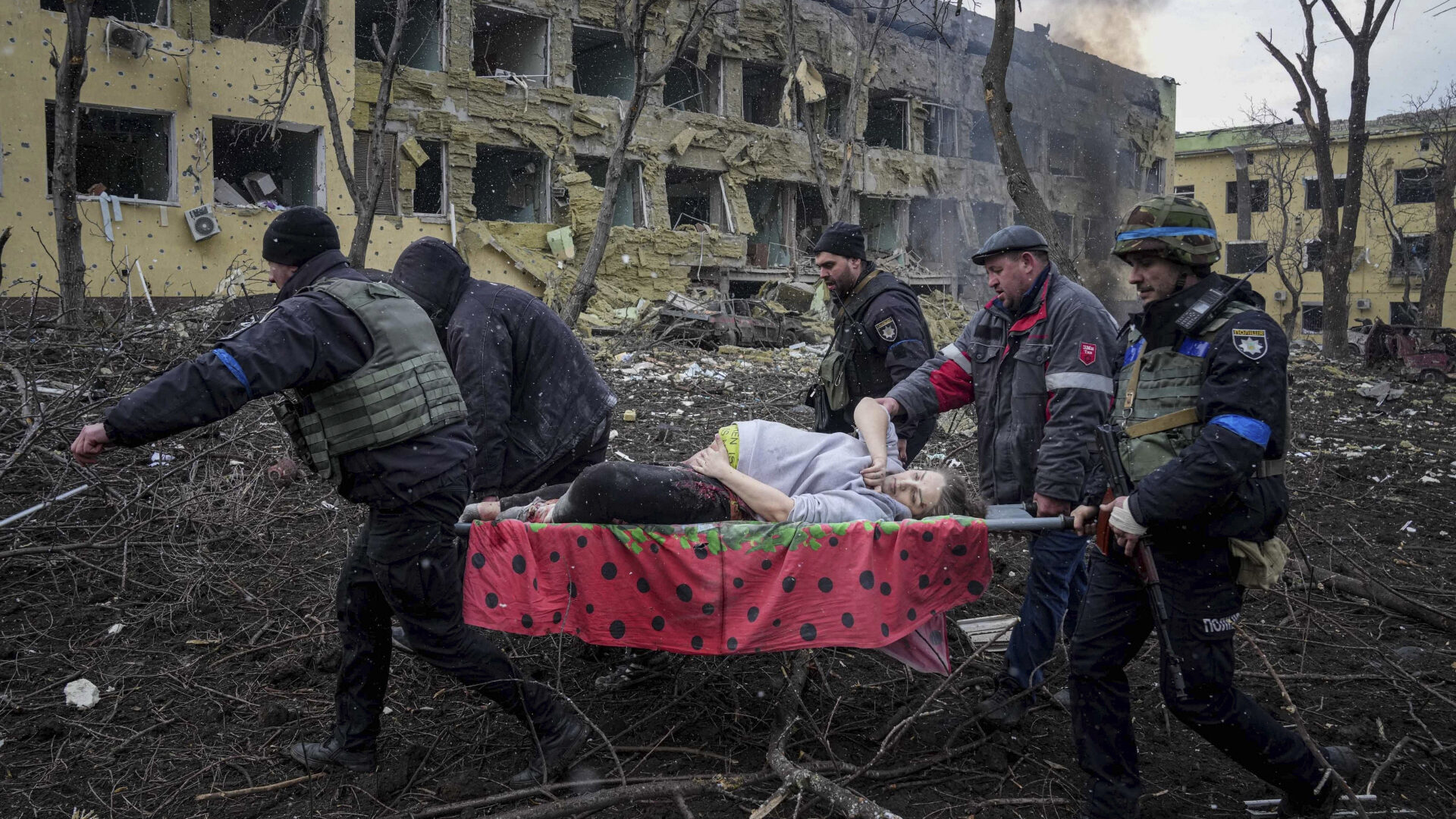 Una mujer embarazada que fue herida en el bombardeo a la maternidad Mariúpol ha perdido la vida, junto a su bebé.