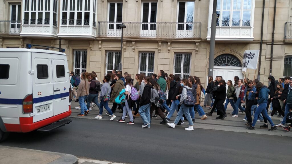 La Ertzaintza detiene a 34 jóvenes abertzales por disturbios en la Universidad de Vitoria