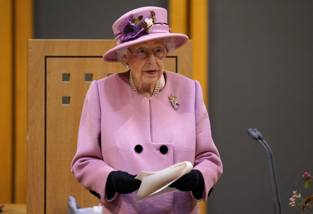 Famosos solidarios con Ucrania: la reina Isabel II