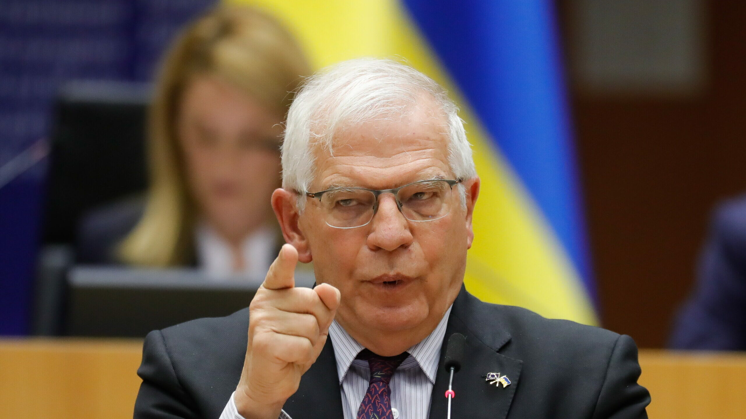 Borrell se aleja de la tibieza de Sánchez y se convierte en el referente de España contra Rusia