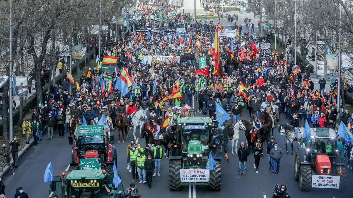 El campo asalta Madrid: con 150.000 personas, tractores y animales para protestar contra el Gobierno