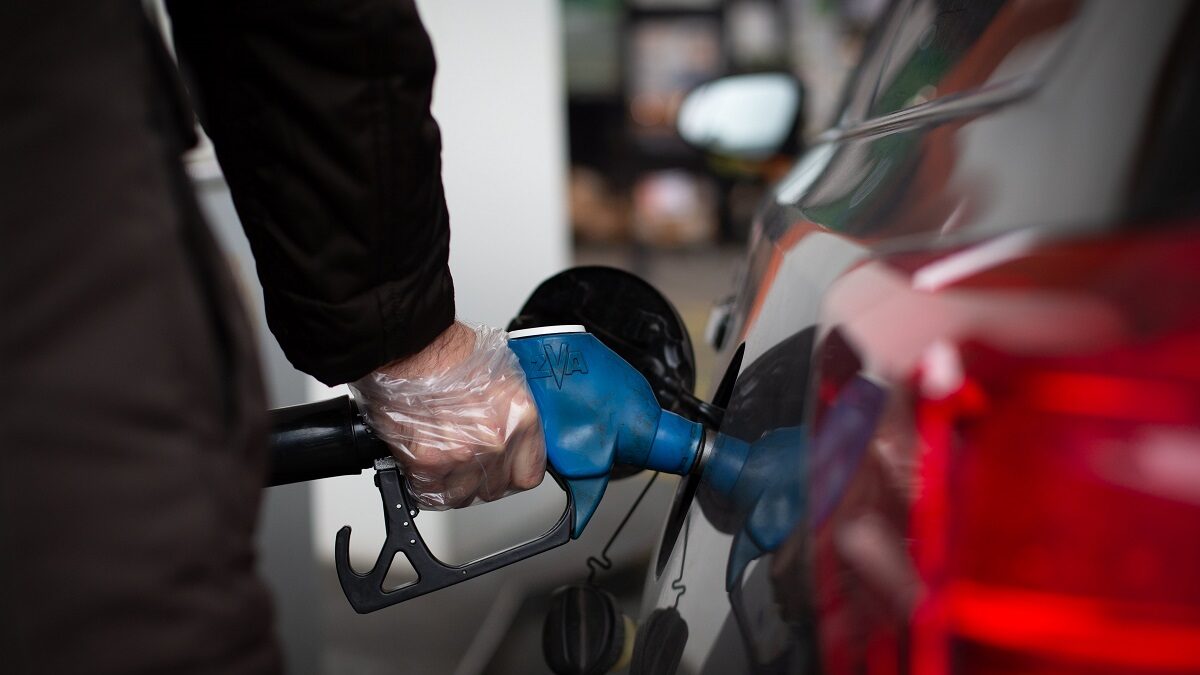 Los expertos de Montero recomiendan ahora bajar el IVA de carburantes, con el que el Estado recauda "tela marinera"