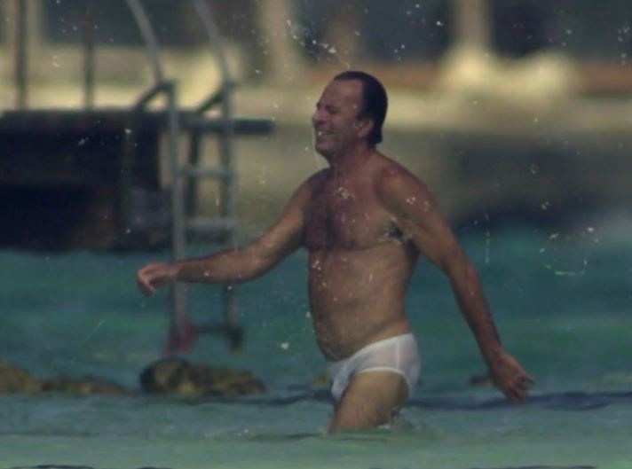 Julio Iglesias desnudo en la playa