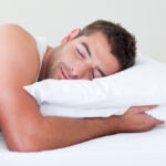 Esta es la mejor postura para dormir (y la peor), según la ciencia