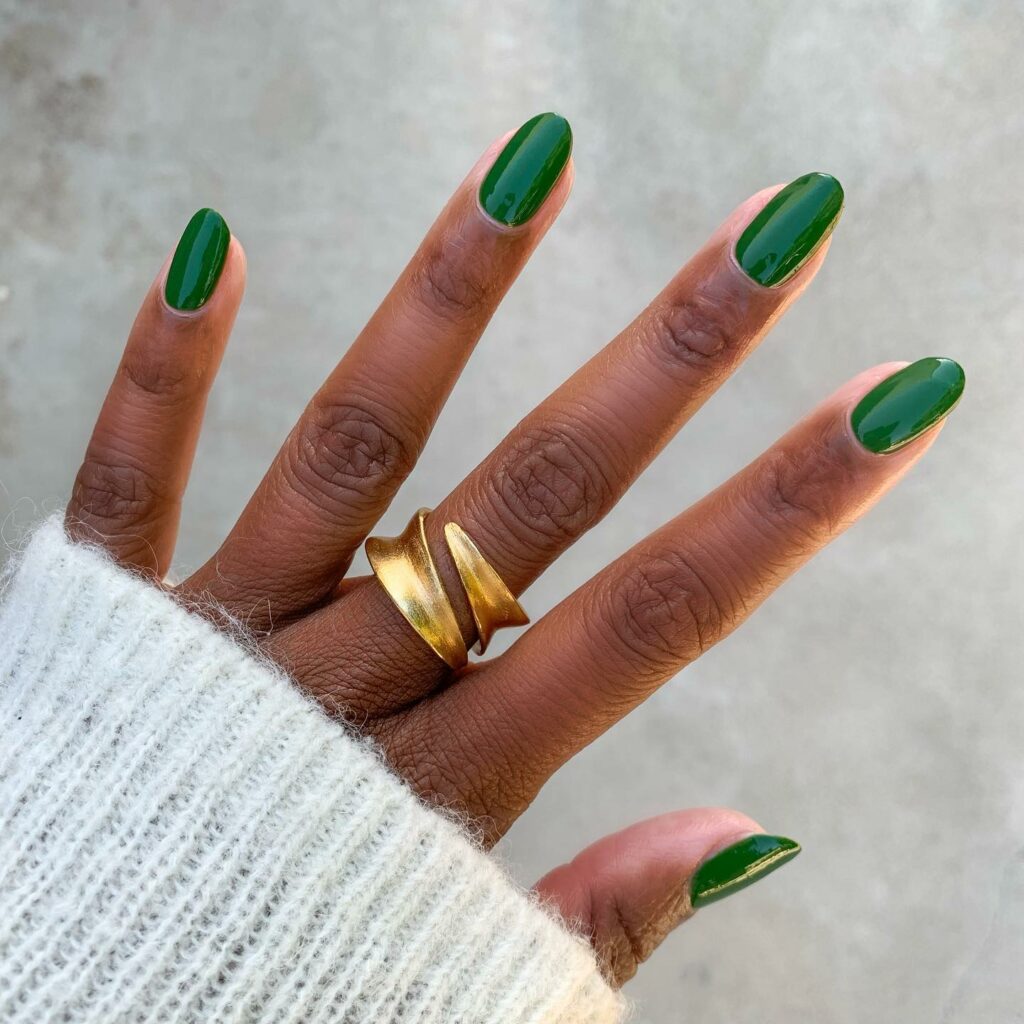 Colores tendencia en uñas en primavera: verde esmeralda