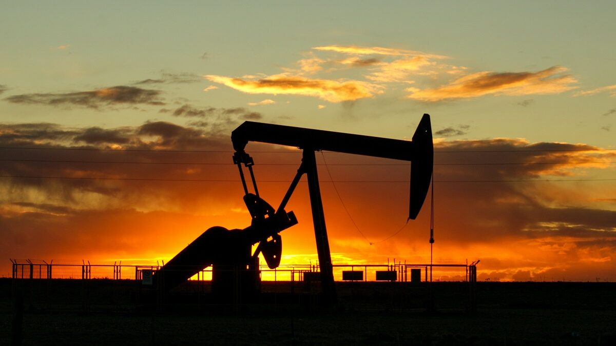 El petróleo Brent, a punto de perder los 100 dólares tras bajar más de un 6%