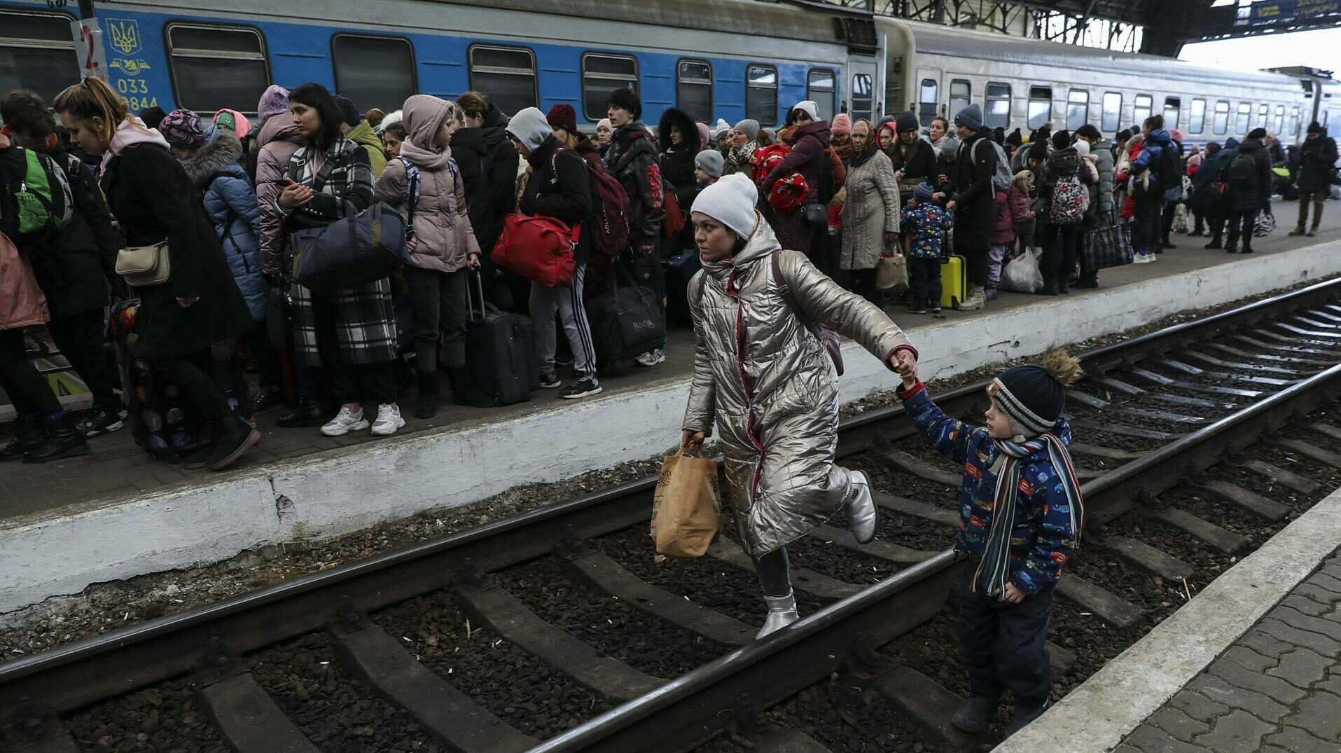 Ucranianos que huyen de los combates en la estación de Lviv, en el oeste de Ucrania.