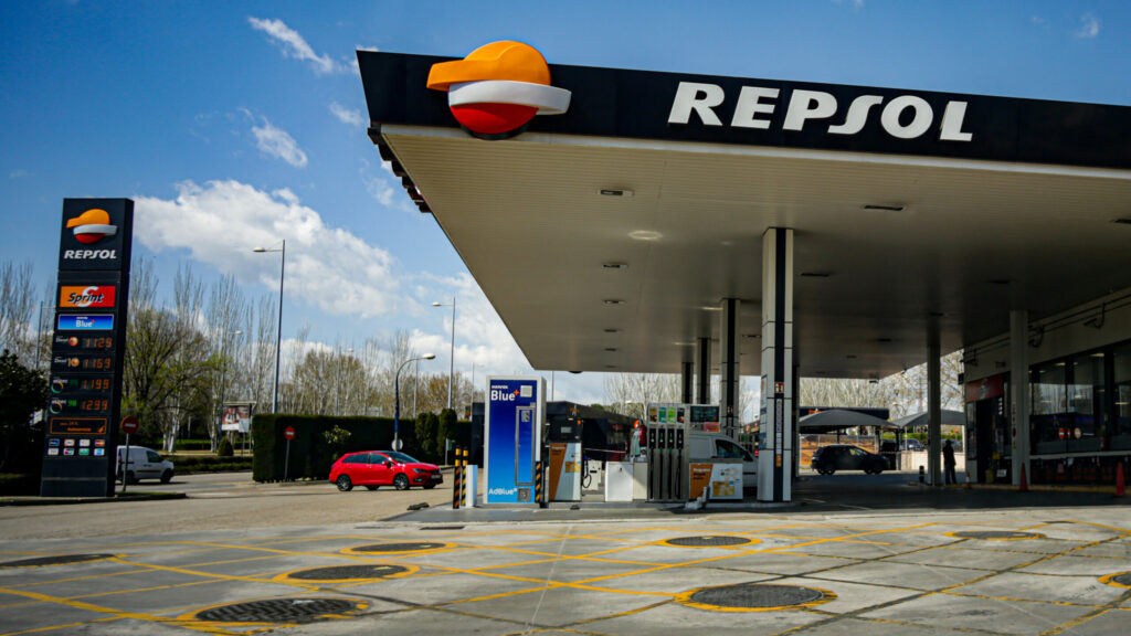 Repsol engorda un 50% su cartera de clientes digitales gracias al efecto llamada de la ayuda a los carburantes
