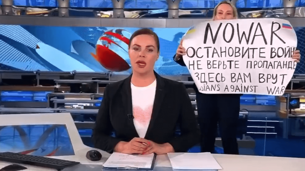 Una editora irrumpe en un programa de televisión en Rusia contra la guerra y es detenida