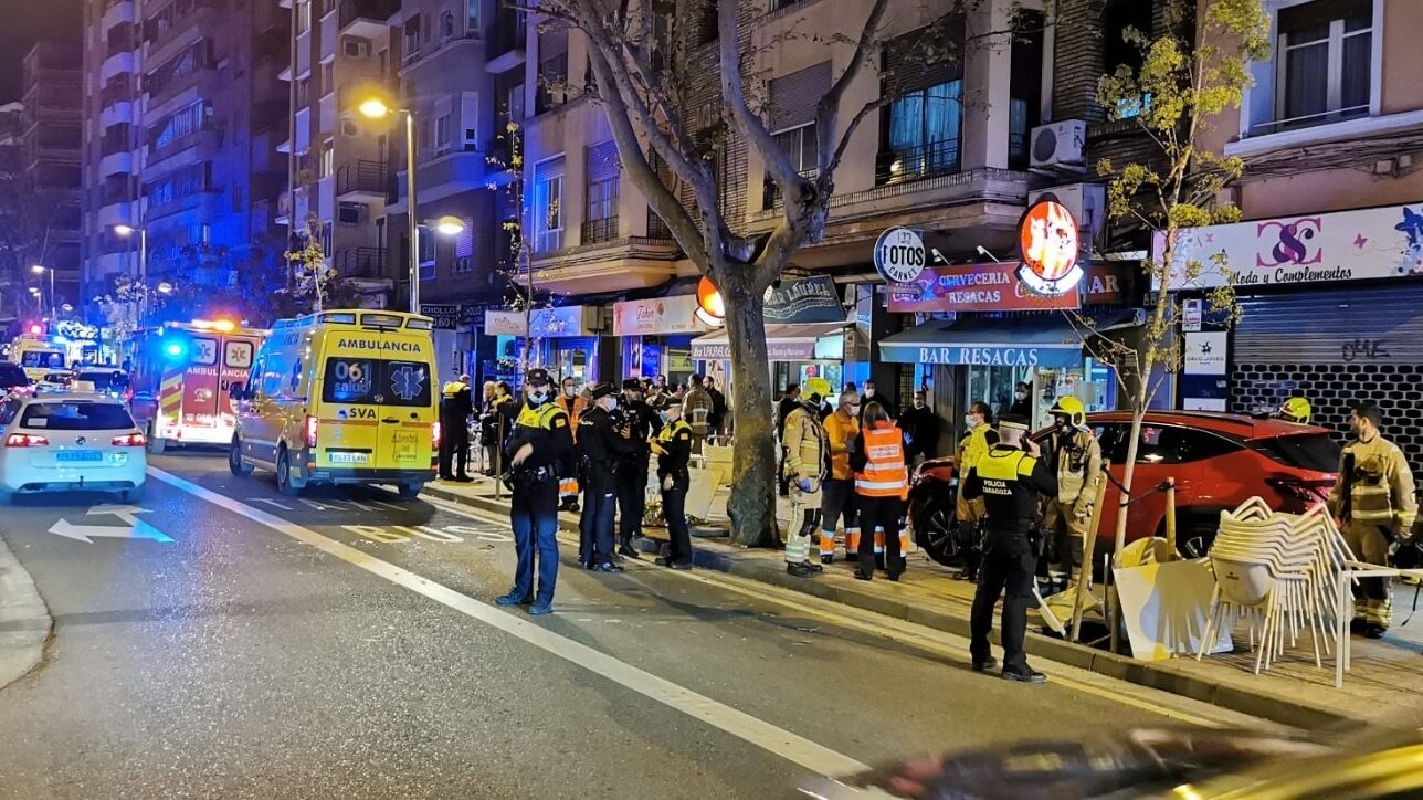 Cuatro personas heridas, una de ellas grave, tras invadir un coche una terraza de bar en Zaragoza