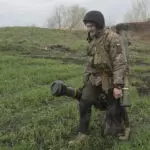 Un soldado ucraniano en una zona entre Lugansk y Donetsk