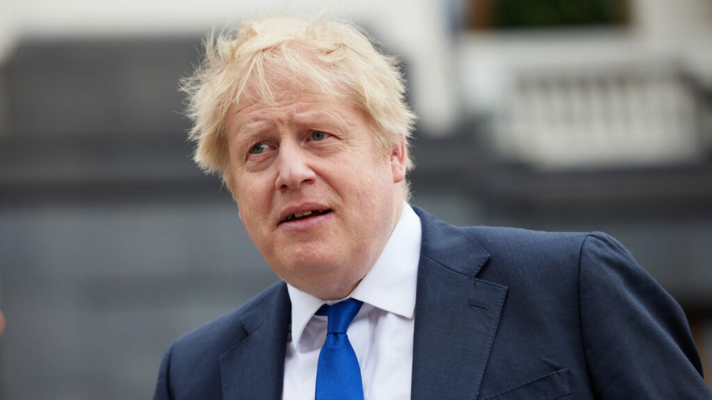 Boris Johnson ignora la petición de su Gabinete y seguirá en el cargo