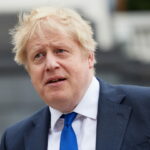 Boris Johnson resiste y sustituye a los dos ministros que han dimitido para cerrar la crisis