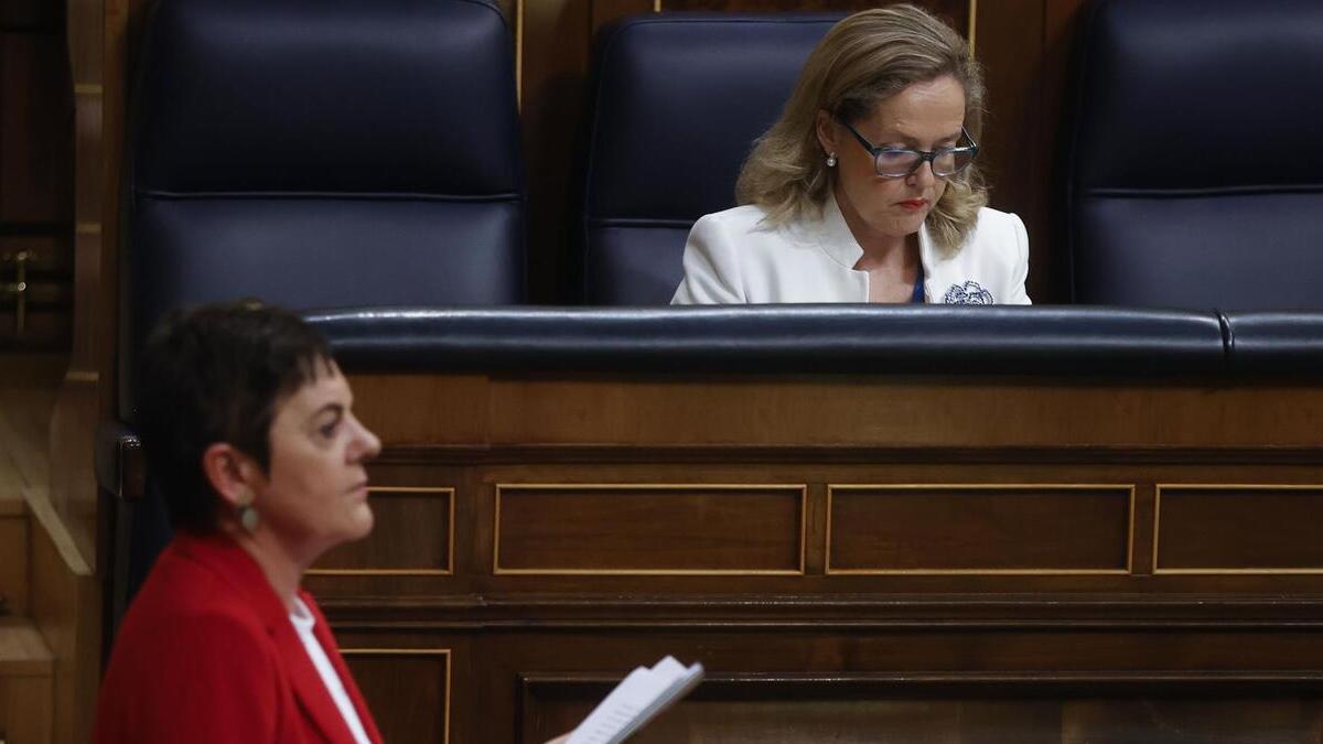 La portavoz de Bildu en el Congreso, Mertxe Aizpurua, frente a la ministra de Asuntos Económicos, Nadia Calviño, este jueves en el Congreso durante el pleno que ha debatido el decreto de la guerra.