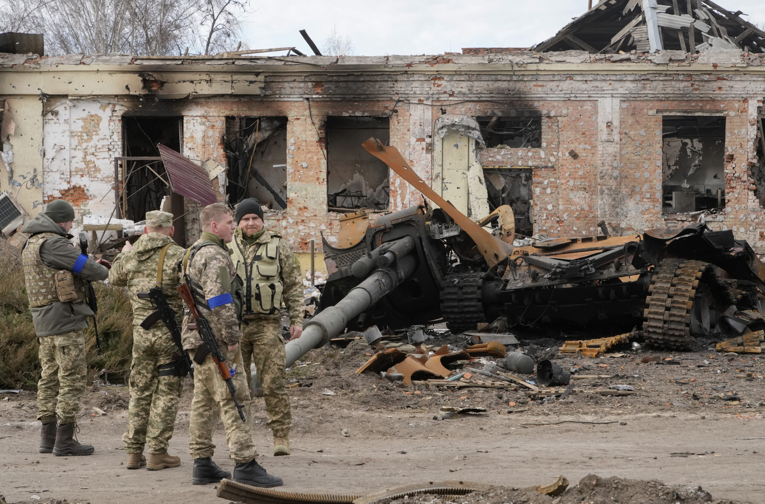 Soldados ucranianos frente a un tanque ruso destruido en Trostsyanets