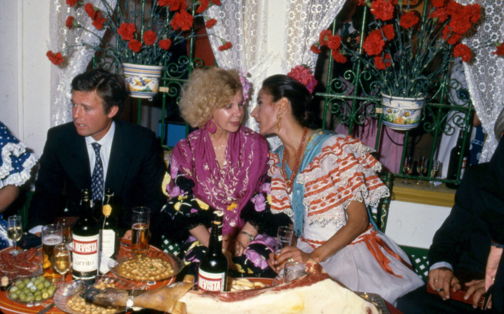 El duque de Feria, la duquesa de Alba y Naty Abascal, en 1986