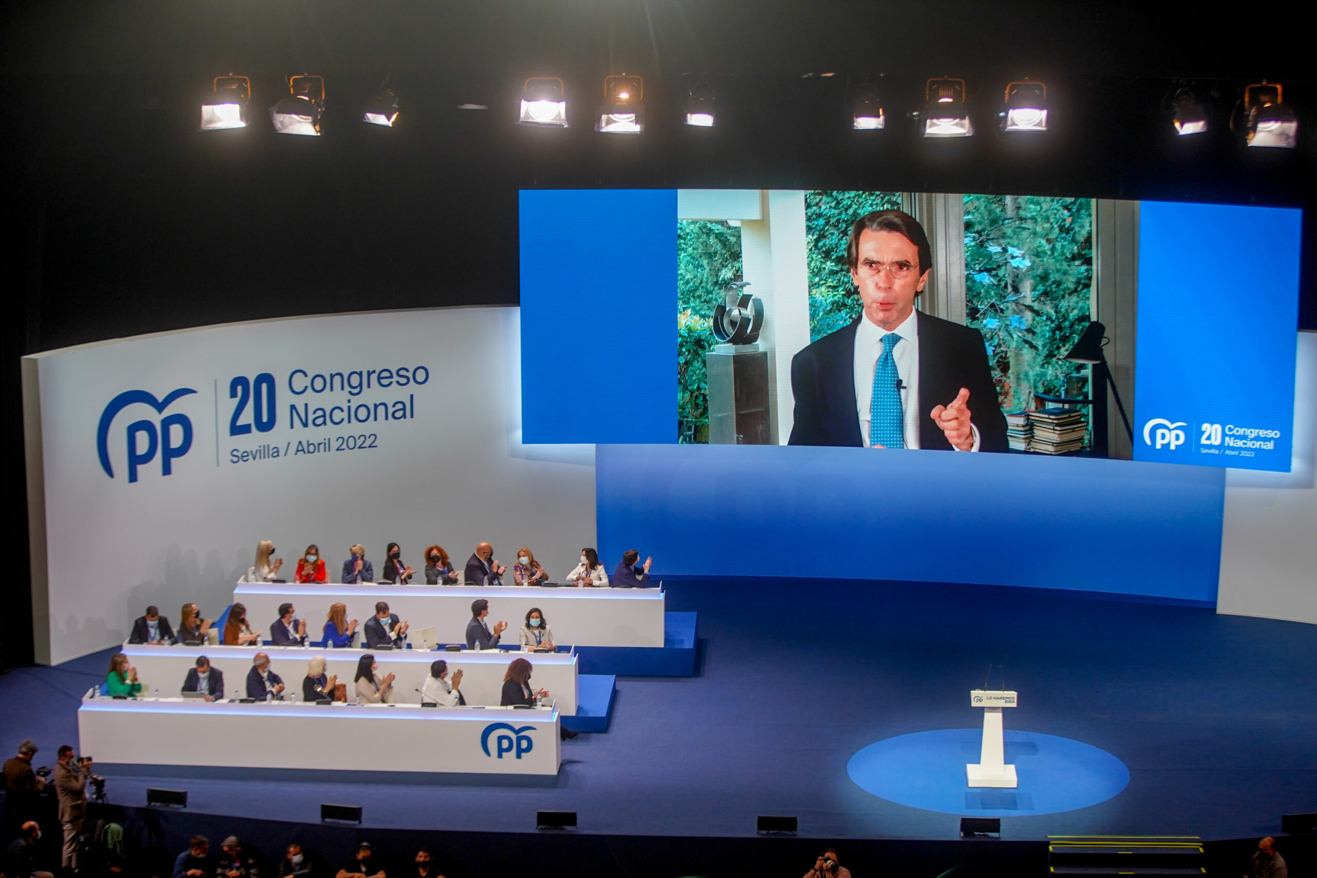 El expresidente del Gobierno José María Aznar interviniendo por videoconferencia este viernes en el 20 Congreso del PP en Sevilla. FOTO/ Europa Press