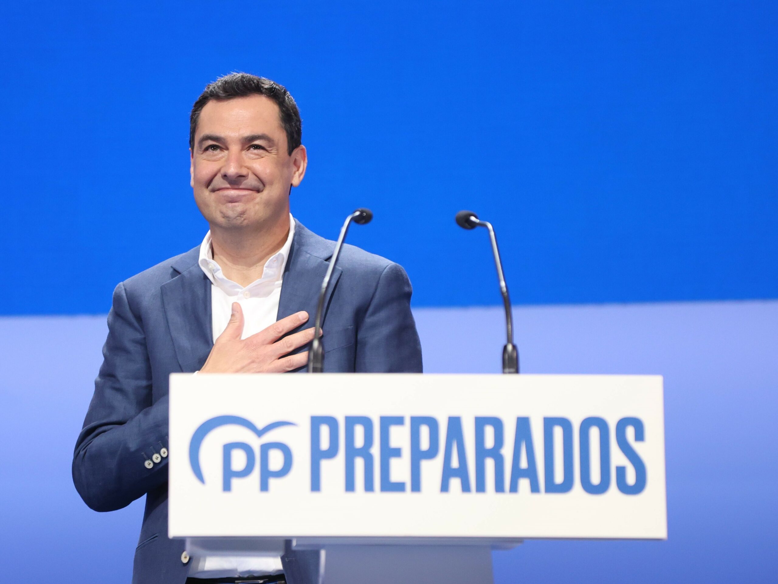 El presidente de la Junta de Andalucía, Juanma Moreno, durante su intervención de este sábado en el 20 Congreso del PP en Sevilla. FOTO/ Europa Press