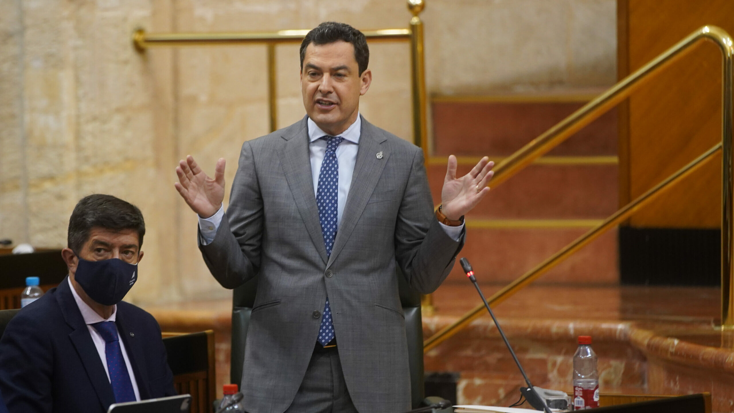 El presidente de la Junta de Andalucía, Juanma Moreno, este jueves en el Parlamento, durante la sesión de control. Foto/ Europa Press