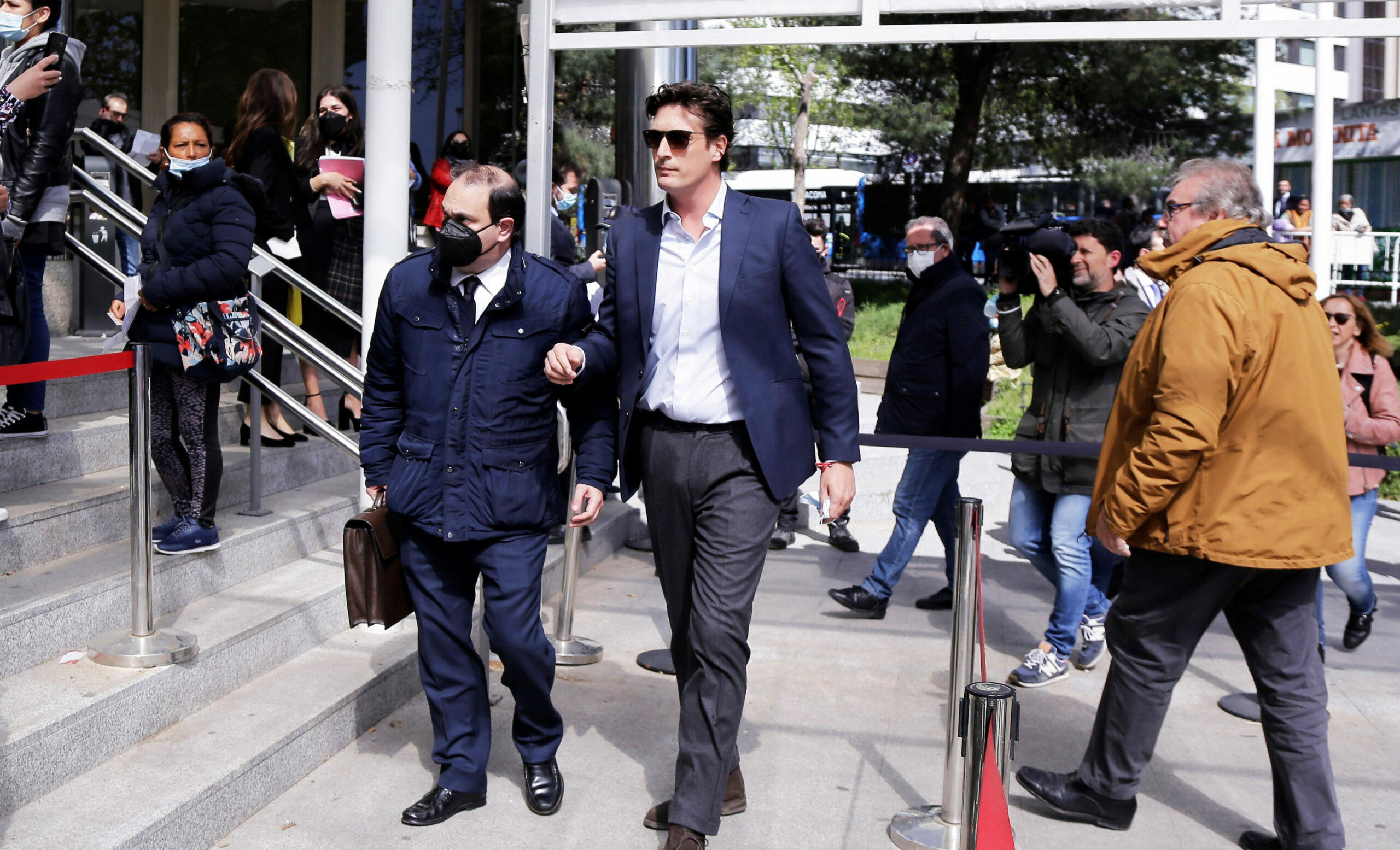 El juez prohíbe salir de España a Medina y Luceño por el caso Mascarillas