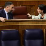 Santiago Abascal y Macarena Olona conversan este jueves en la bancada del Grupo Parlamentario de Vox en el Congreso. Foto/ Europa Press