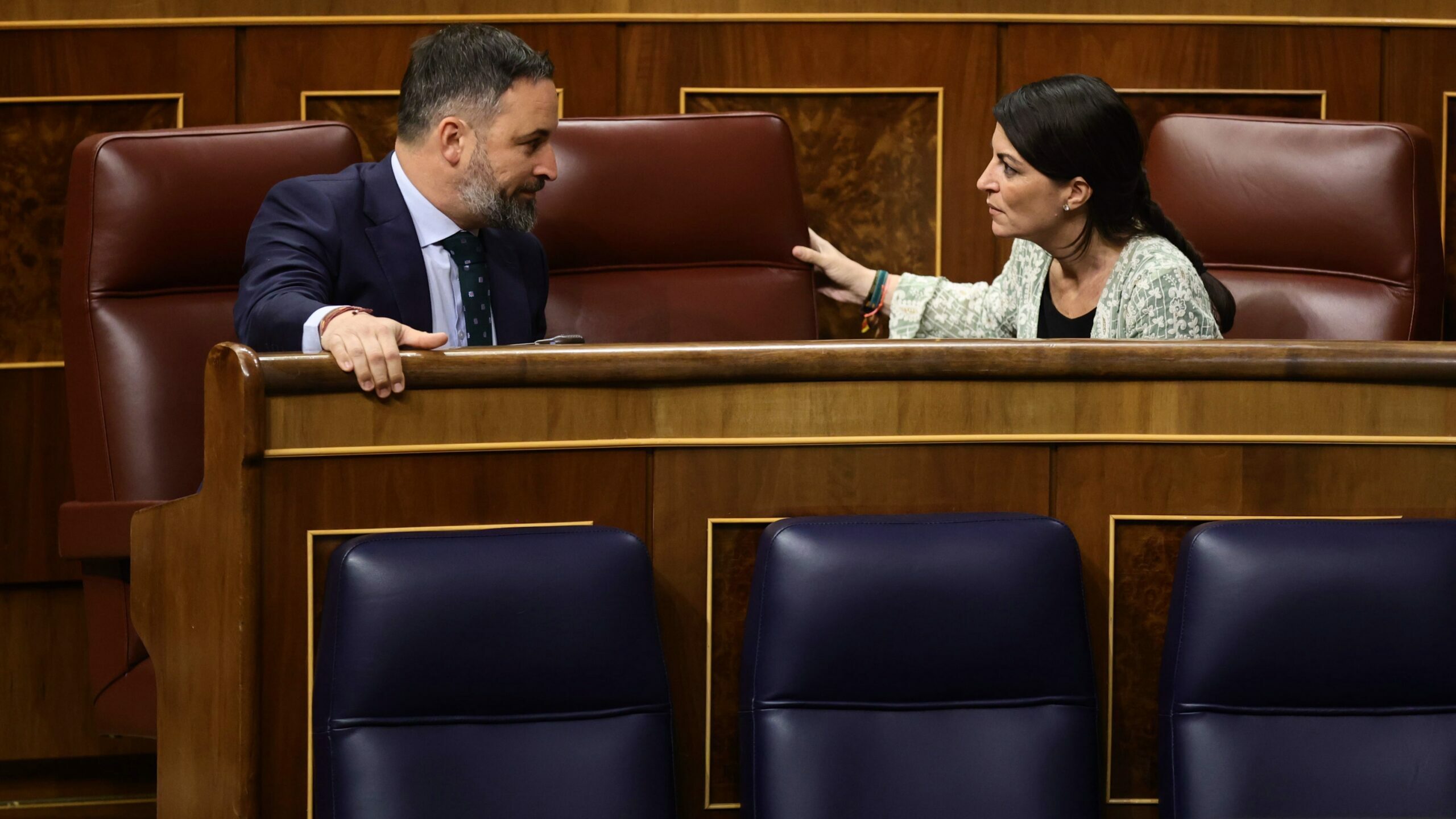 Santiago Abascal y Macarena Olona conversan este jueves en la bancada del Grupo Parlamentario de Vox en el Congreso. Foto/ Europa Press