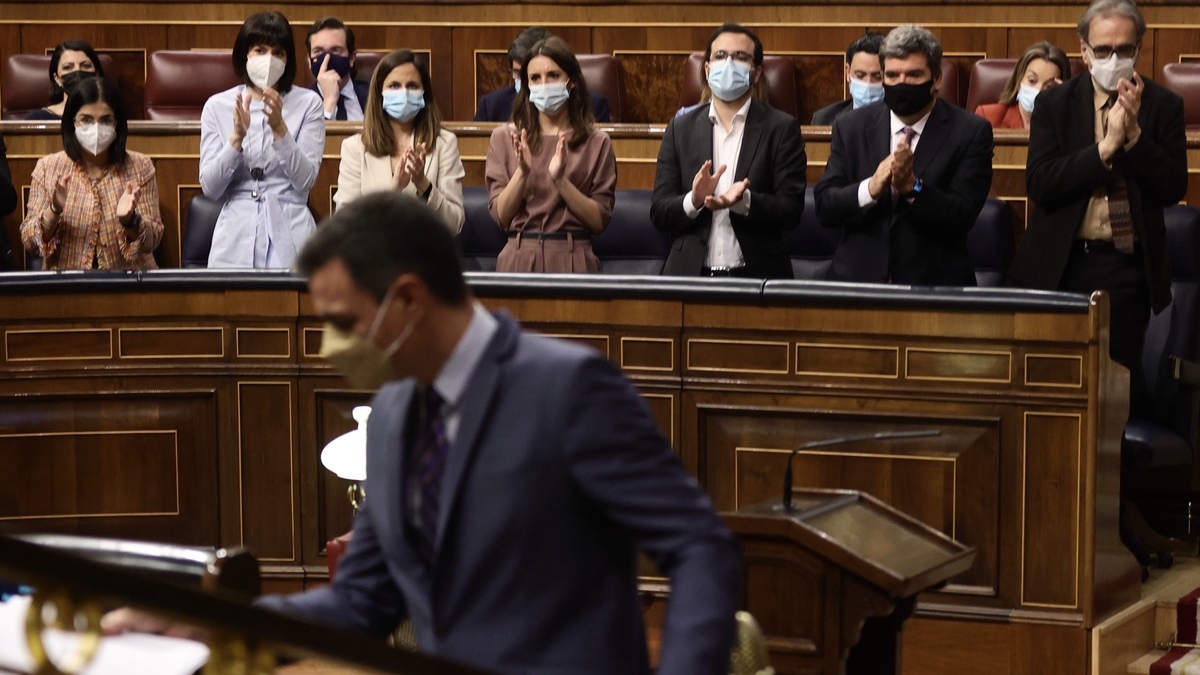 El presidente del Gobierno, Pedro Sánchez, aplaudido por sus ministros de Podemos y PSOE, en el Congreso el pasado 30 de marzo.