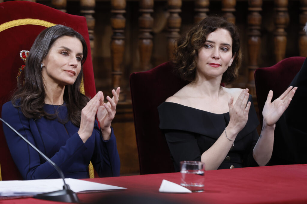 La reina Letizia e Isabel Díaz Ayuso, en los premios Cervantes