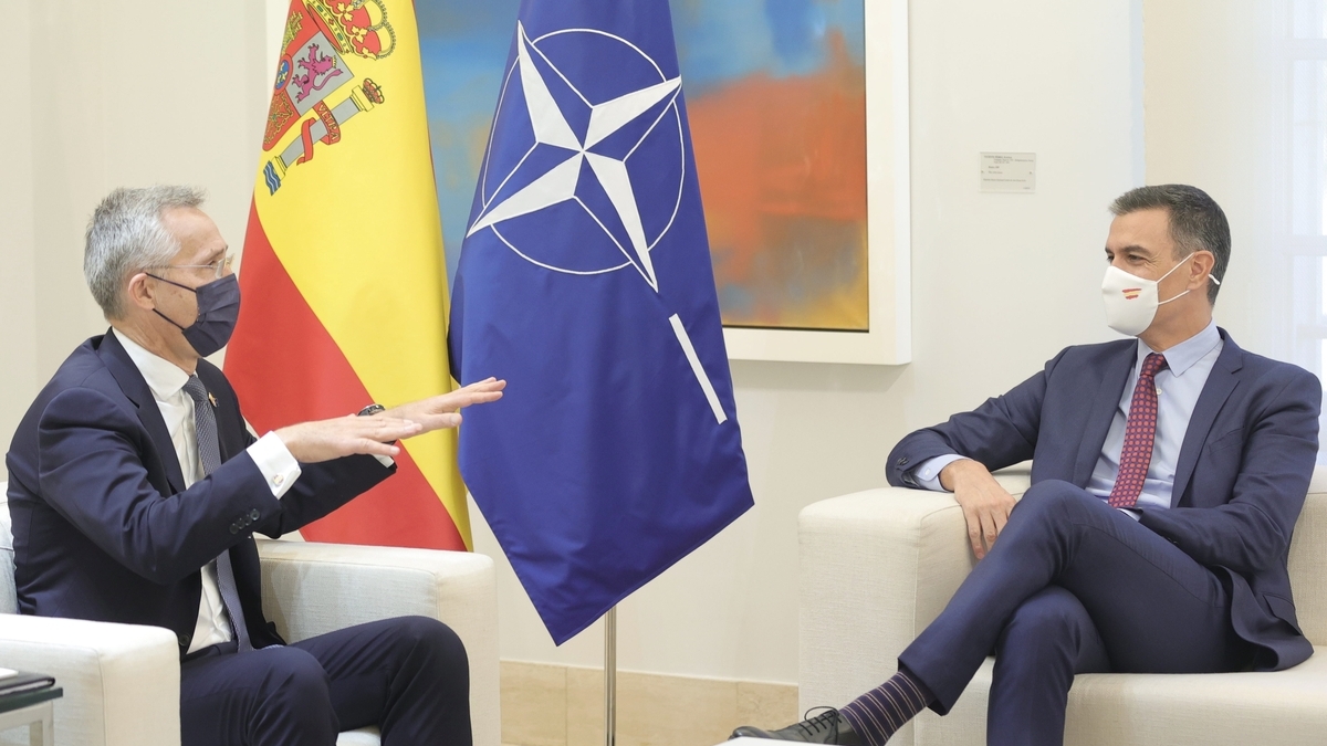 El presidente del Gobierno, Pedro Sánchez (d), con el secretario general de la OTAN, Jens Stoltenberg, en Moncloa, el pasado 8 de octubre.