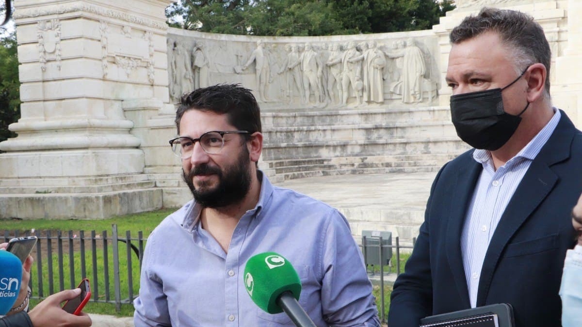 Jorge Rodríguez, de Izquierda Unida, con Juan Antonio Delgado de Podemos, en Cádiz, el pasado 7 de febrero.