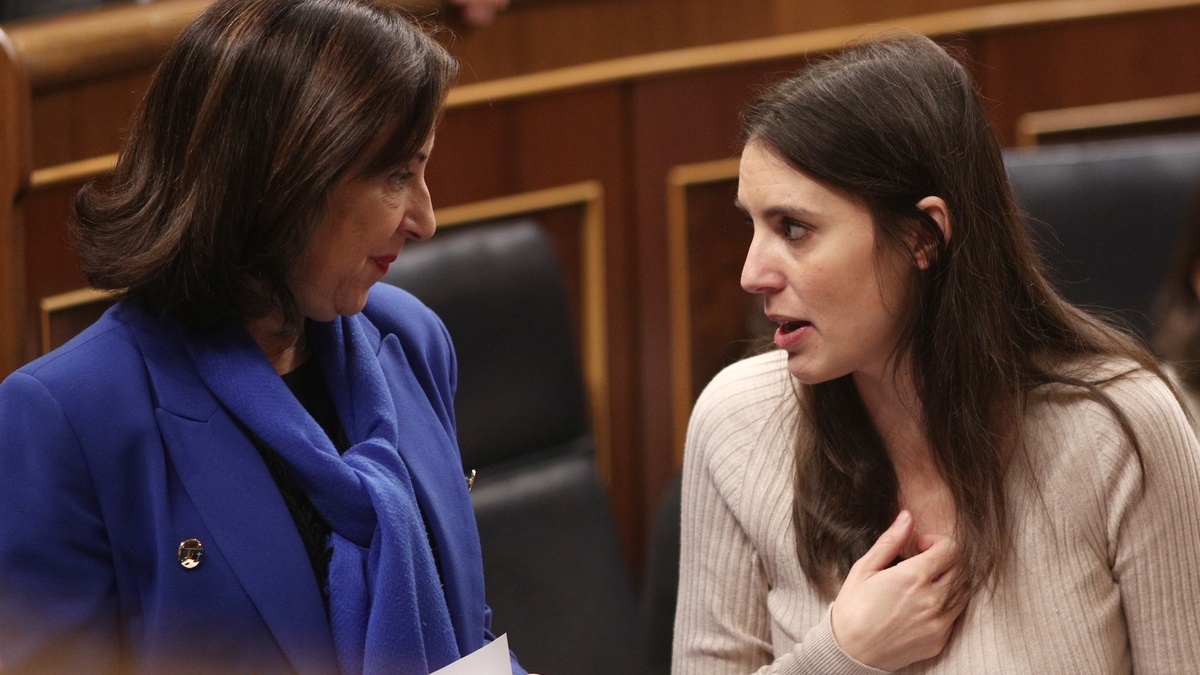 (I-D) La ministra de Defensa, la socialista Margarita Robles y la ministra de Igualdad, de Podemos, en el Congreso, en una imagen de archivo.