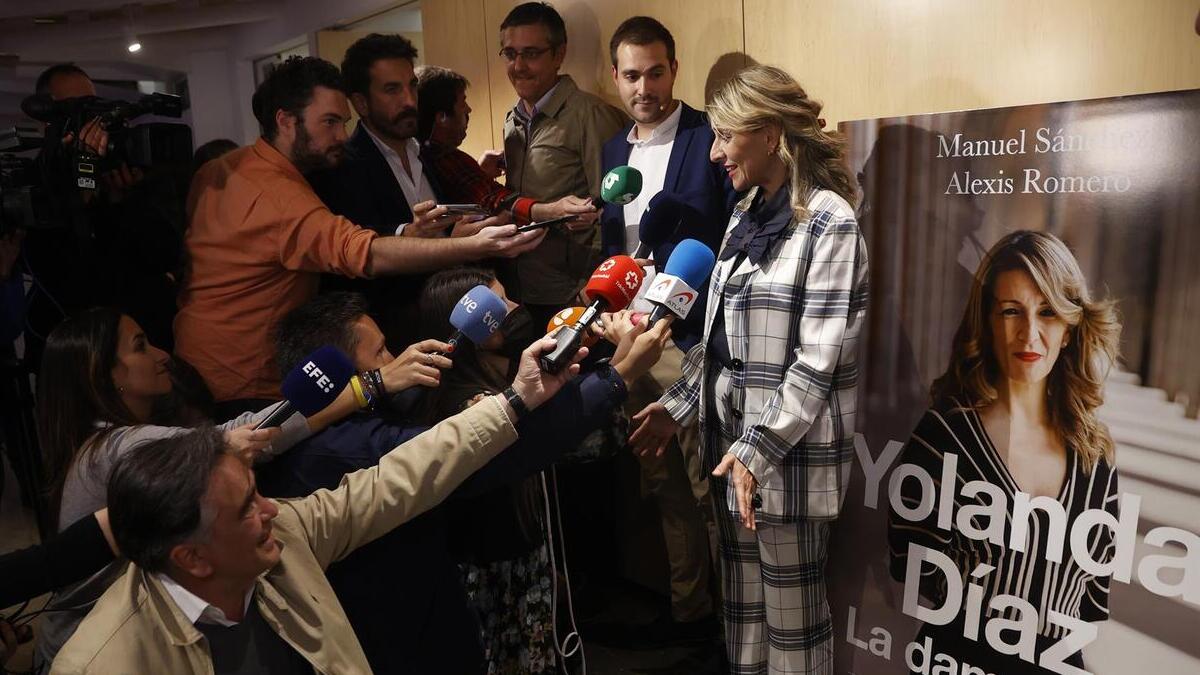 La vicepresidenta segunda, Yolanda Díaz, atiende a los medios junto al periodista Alexis Romero y el socialista Eduardo Madina, este jueves, en Madrid.