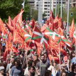Manifestación junto a varias personas en el día del Aberri Eguna, a 17 de abril de 2022, en Pamplona (España).